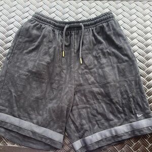 Men’s size small black detailed Nike shorts